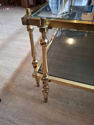 Mesa centro cristal y metal dorada. 2 baldas.