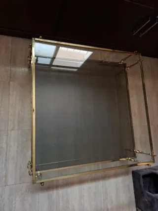 Mesa centro cristal y metal dorada. 2 baldas.