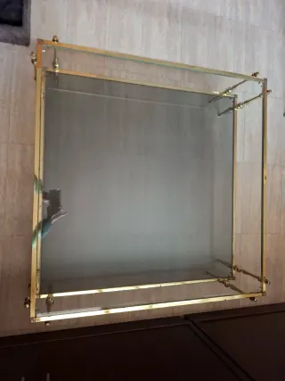 Mesa centro cristal y metal dorada. 2 baldas.