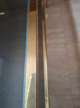 Mesa centro cristal y metal dorada. 2 baldas.