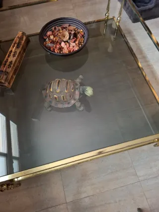 Mesa centro cristal y metal dorada. 2 baldas.