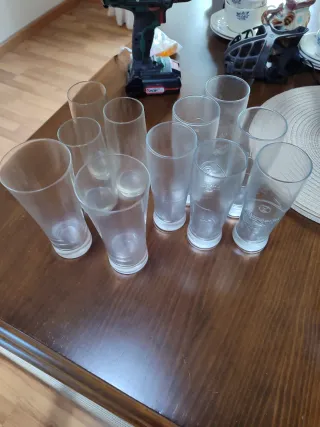 Jarra y vasos de cristal:5€