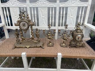Conjunto de relojes y candelabros de bronce