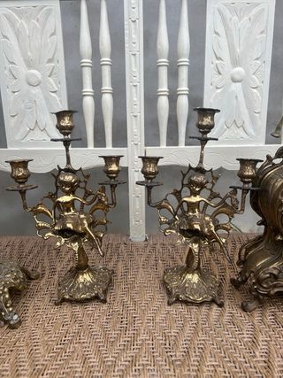 Conjunto de relojes y candelabros de bronce