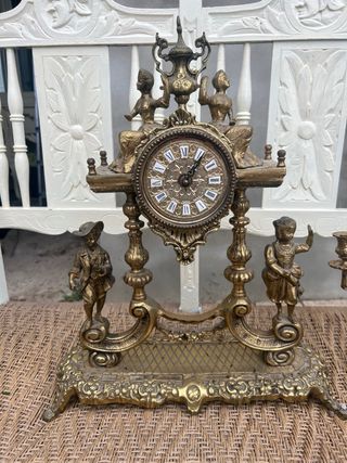 Conjunto de relojes y candelabros de bronce