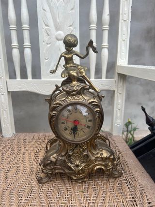 Conjunto de relojes y candelabros de bronce