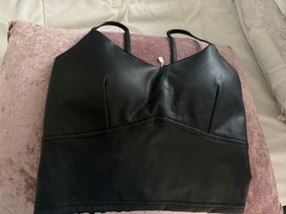 Chaleco negro efecto piel