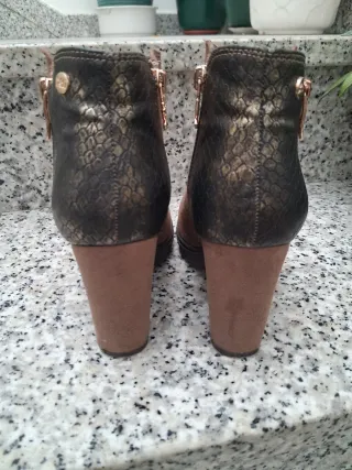 Botines Xti Marrones y Dorados