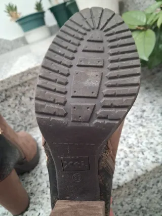 Botines Xti Marrones y Dorados