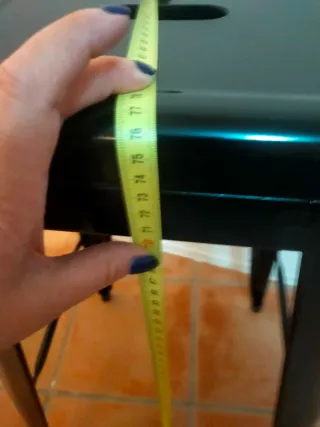 Taburete metálico negro. Le falta un tapón.