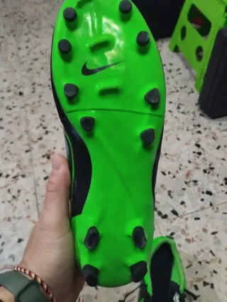 Botas de fútbol Nike verdes y negras