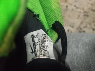 Botas de fútbol Nike verdes y negras