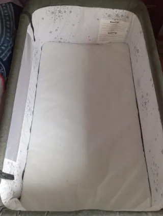 Cuna de bebé gris con estrellas regalo saca leche