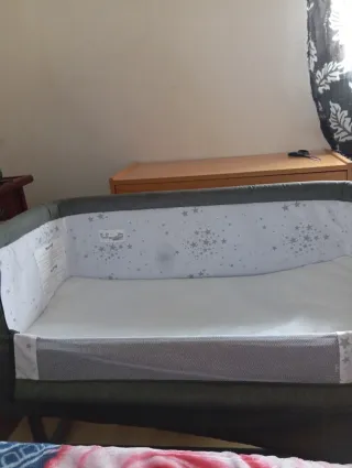 Cuna de bebé gris con estrellas regalo saca leche