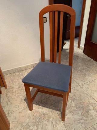 Mesa de comedor con 4 sillas