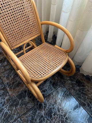 Silla balancín mimbre antigua pequeña