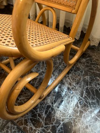 Silla balancín mimbre antigua pequeña