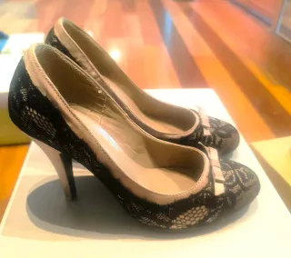 Zapatos de tacón negros y beige rosa con lazo.