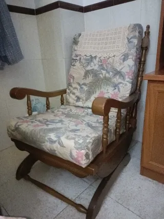 Mecedora de madera y tela floral