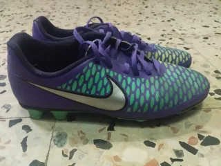 Botas de fútbol Nike moradas y verdes