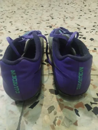 Botas de fútbol Nike moradas y verdes