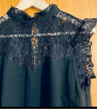 Vestido negro Kiabi con encaje