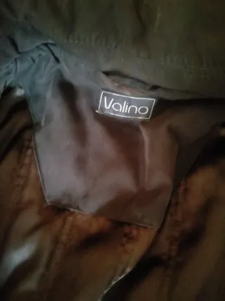 Abrigo de mujer verde oliva con detalles rojos