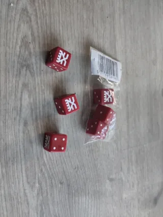 Dados rojos con símbolo Khorne