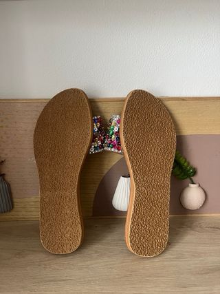 Sandalias de cuero con pedrería talla 39