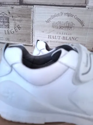 Zapatilla Biomecanics velcros blanca. 1 puesta.T36