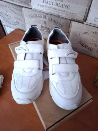 Zapatilla Biomecanics velcros blanca. 1 puesta.T36