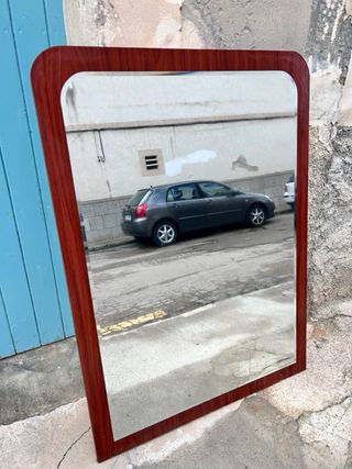 Espejo de madera con marco redondeado