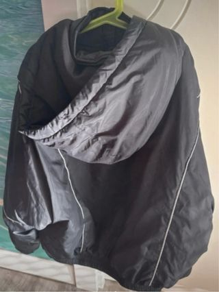 Abrigo Snipes Negro con Detalles Blancos