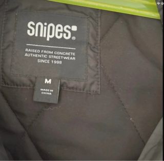 Abrigo Snipes Negro con Detalles Blancos