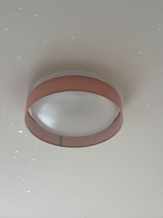 Lámpara de techo rosa y blanca