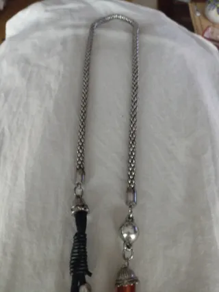 Collar largo plata con abalorios.