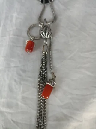 Collar largo plata con abalorios.