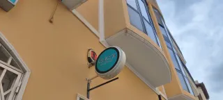 Cartel y banderola luminosa