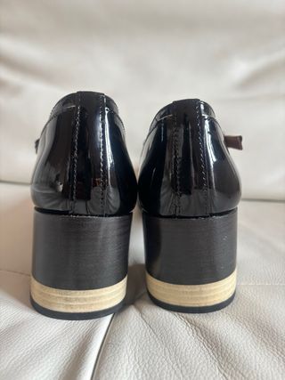 NEMONIC Zapato charol tacón ancho