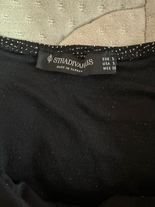 Top halter brillante negro y plateado