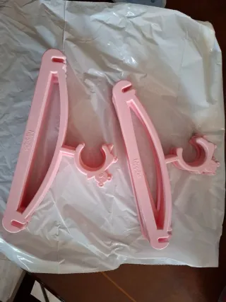 Pack 16 Perchas Bebé Hippos Rosas y 3 celeste.