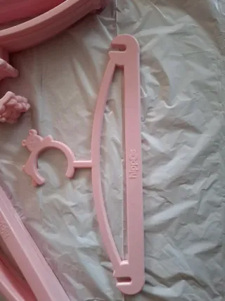 Pack 16 Perchas Bebé Hippos Rosas y 3 celeste.