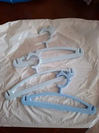 Pack 16 Perchas Bebé Hippos Rosas y 3 celeste.