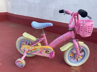 Bicicleta infantil rosa con cesta
