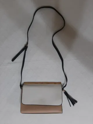 Bolso de mano beige y blanco con flecos