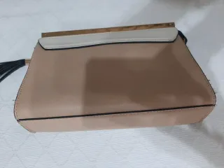 Bolso de mano beige y blanco con flecos