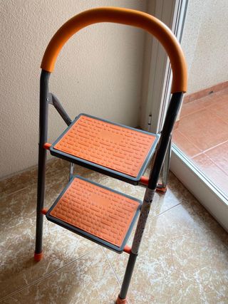 Escalera plegable 2 peldaños naranja