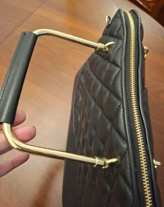 Bolso grande, negro acolchado con asa dorada