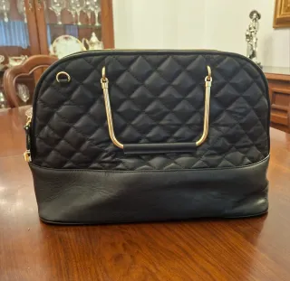 Bolso grande, negro acolchado con asa dorada