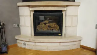 Chimenea de piedra natural con estufa de fundición